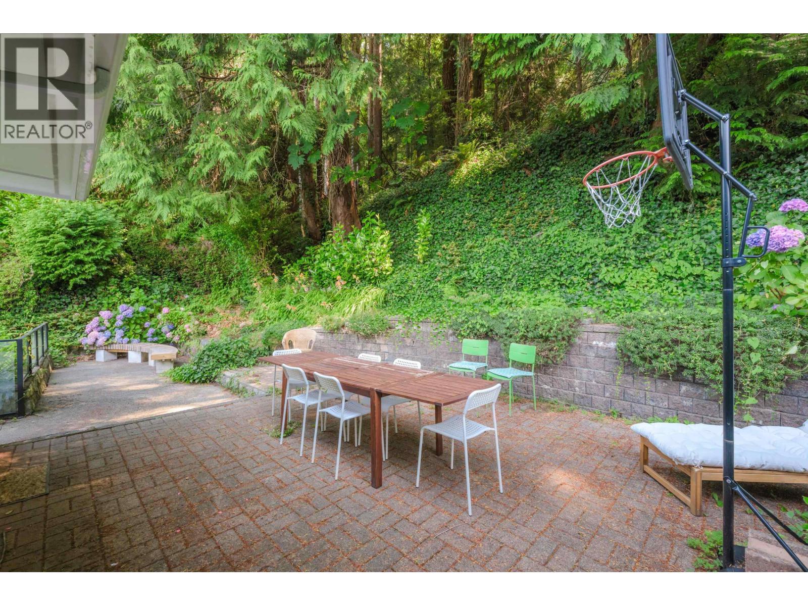 5560 GREENLEAF ROAD, West Vancouver