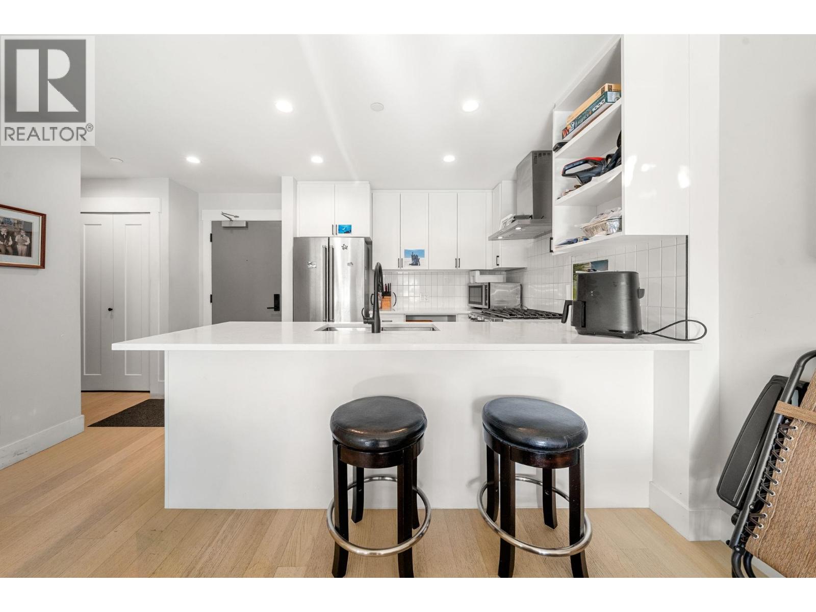 22226 BROWN Unit 308 photo 2