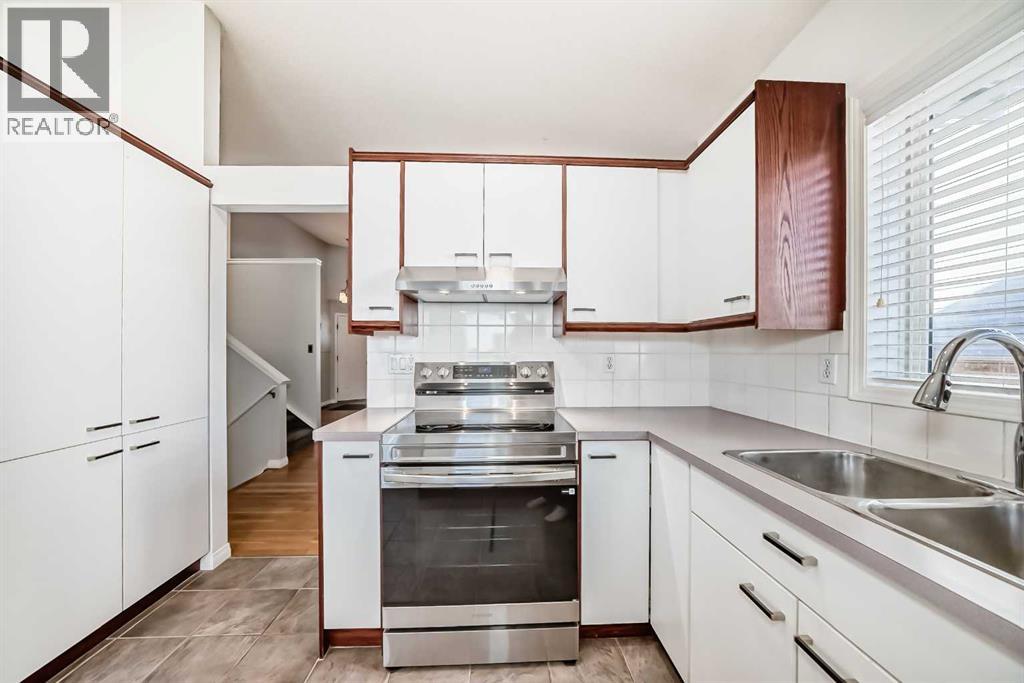 Single Family House 4 Level for Sale in  Shawbrooke Crescent SW Shawnessy Calgary 