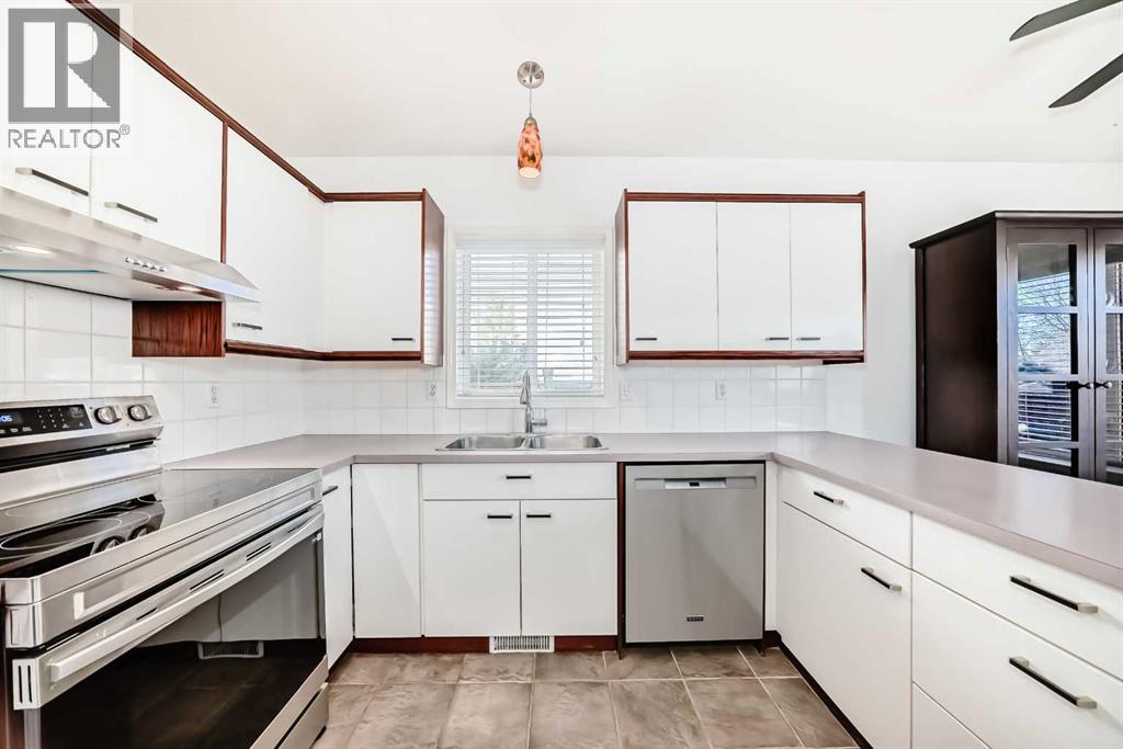 Single Family House 4 Level for Sale in  Shawbrooke Crescent SW Shawnessy Calgary 