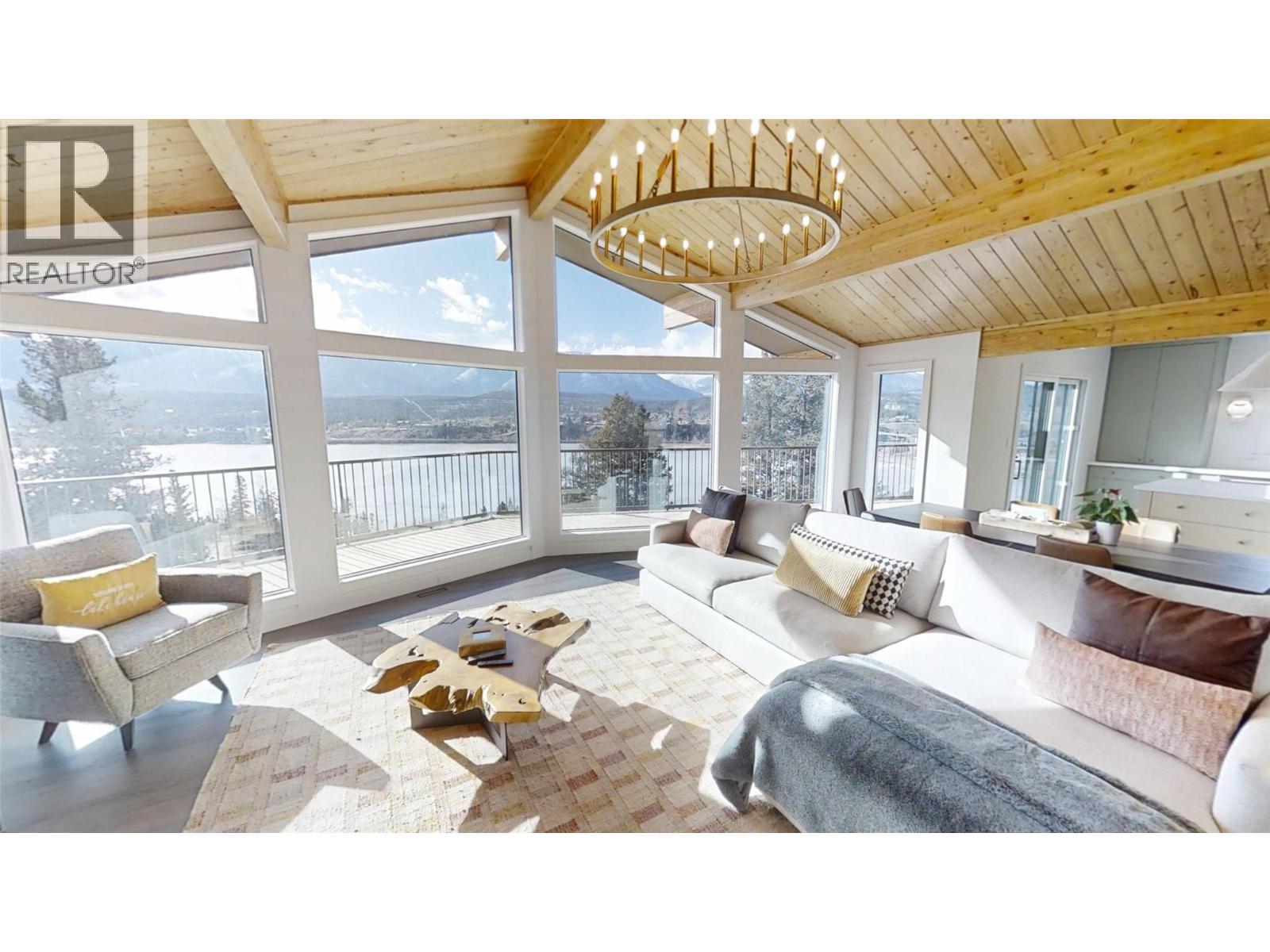 521 UPPER LAKEVIEW Road, Invermere