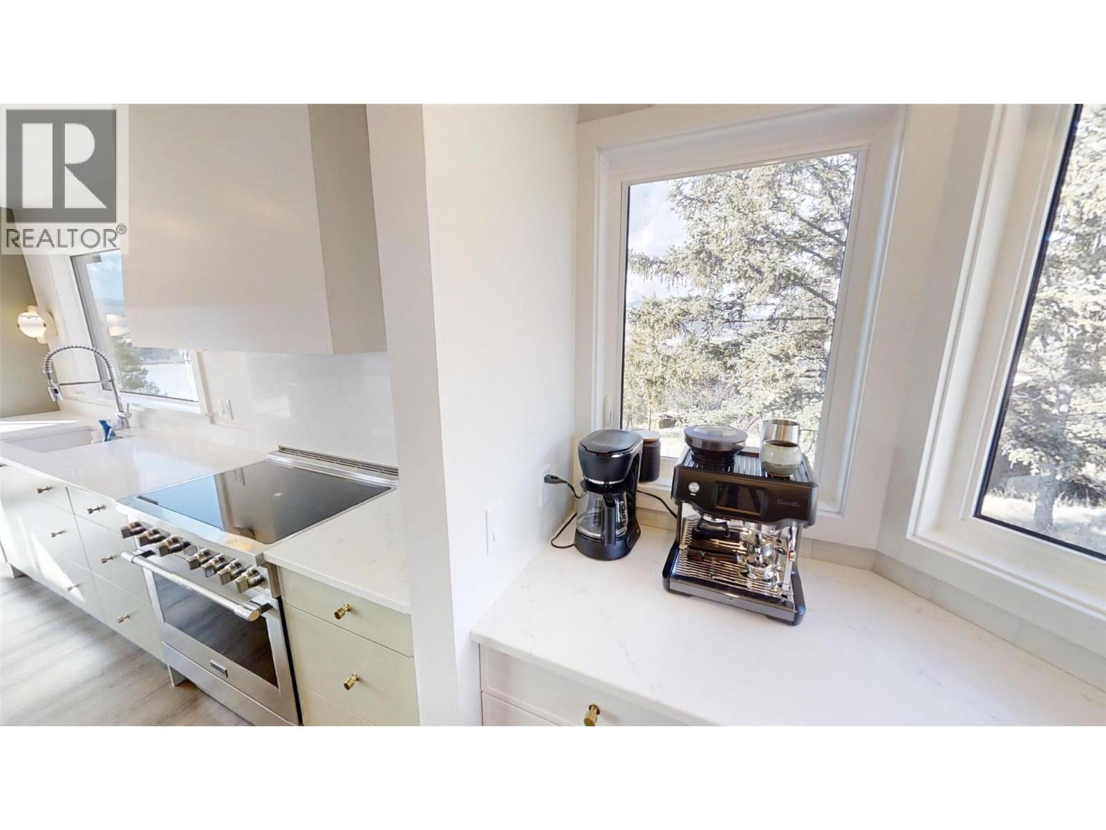 521 UPPER LAKEVIEW Road, Invermere