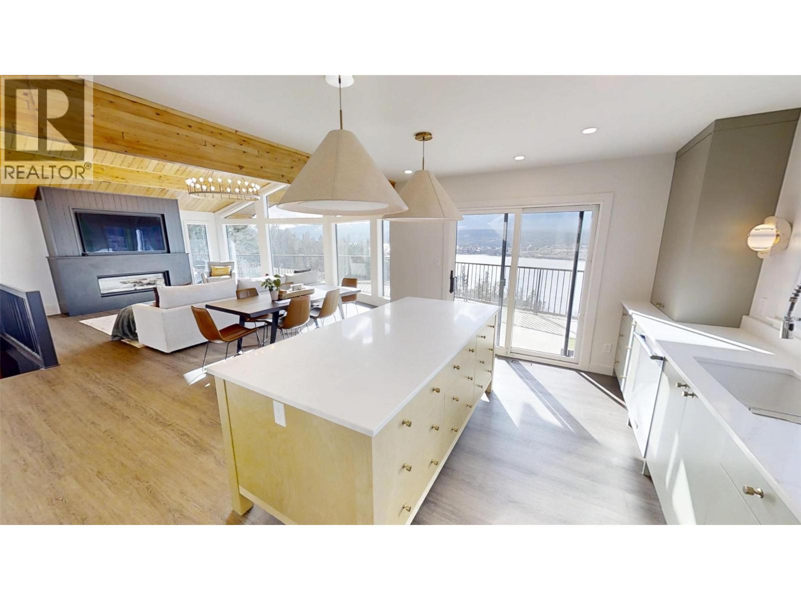 521 UPPER LAKEVIEW Road, Invermere