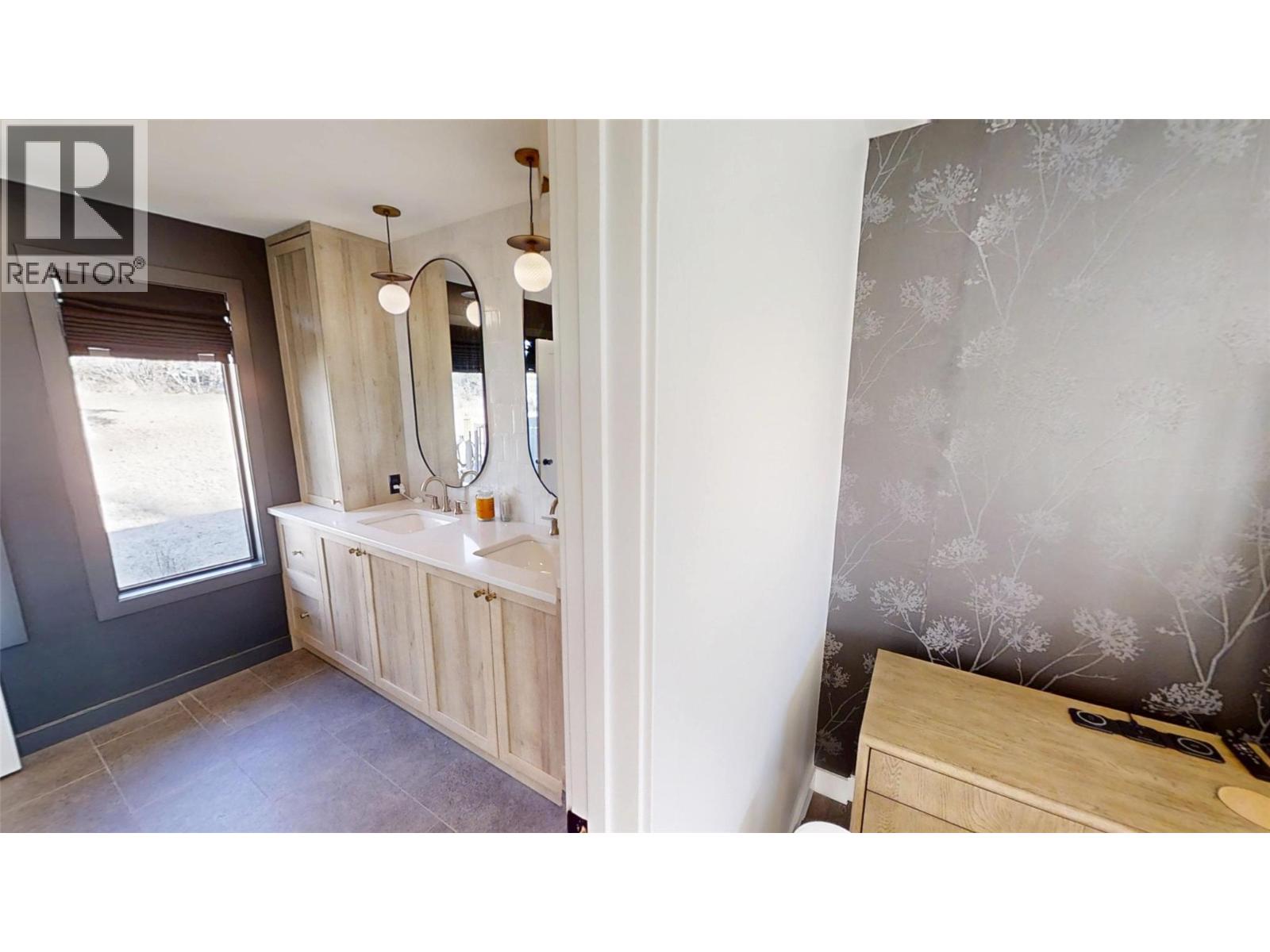 521 UPPER LAKEVIEW Road, Invermere