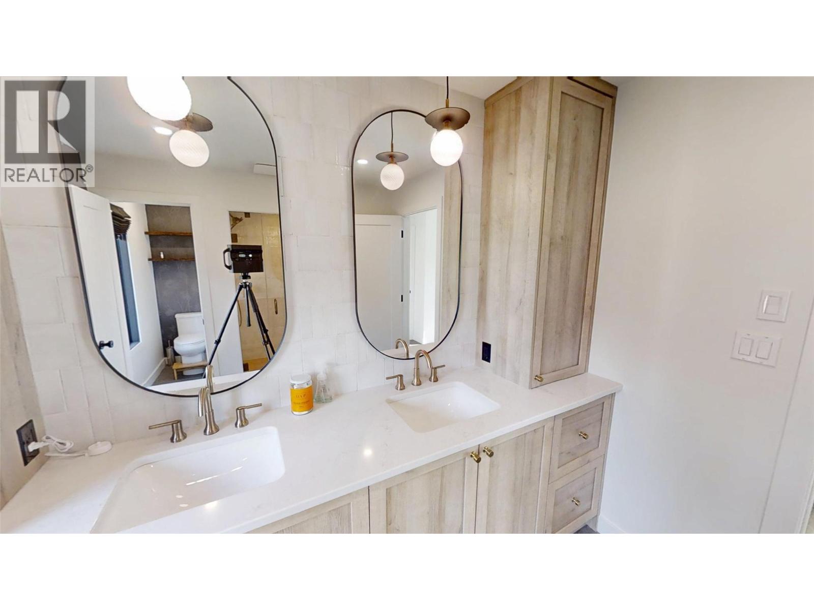 521 UPPER LAKEVIEW Road, Invermere