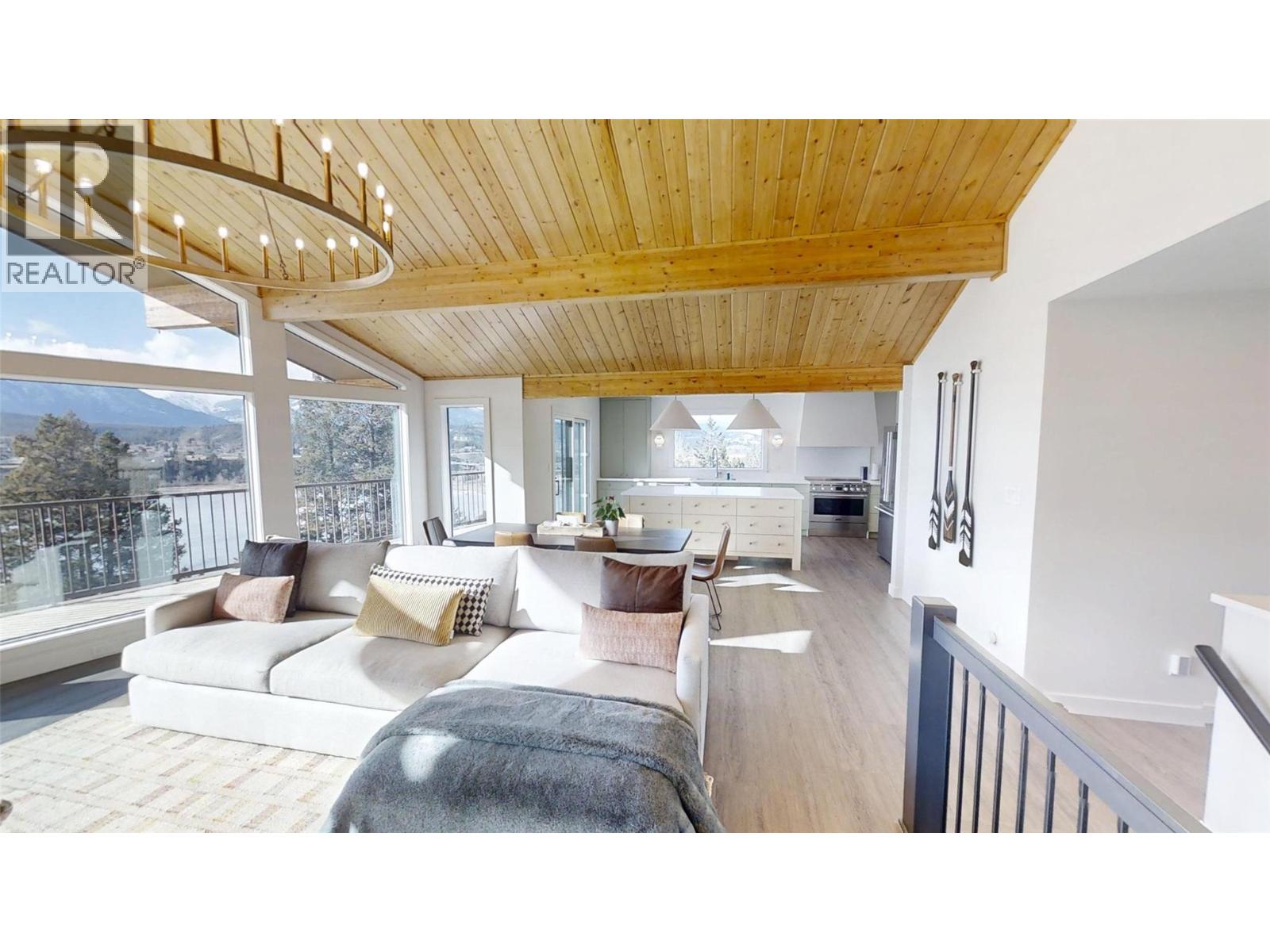 521 UPPER LAKEVIEW Road, Invermere