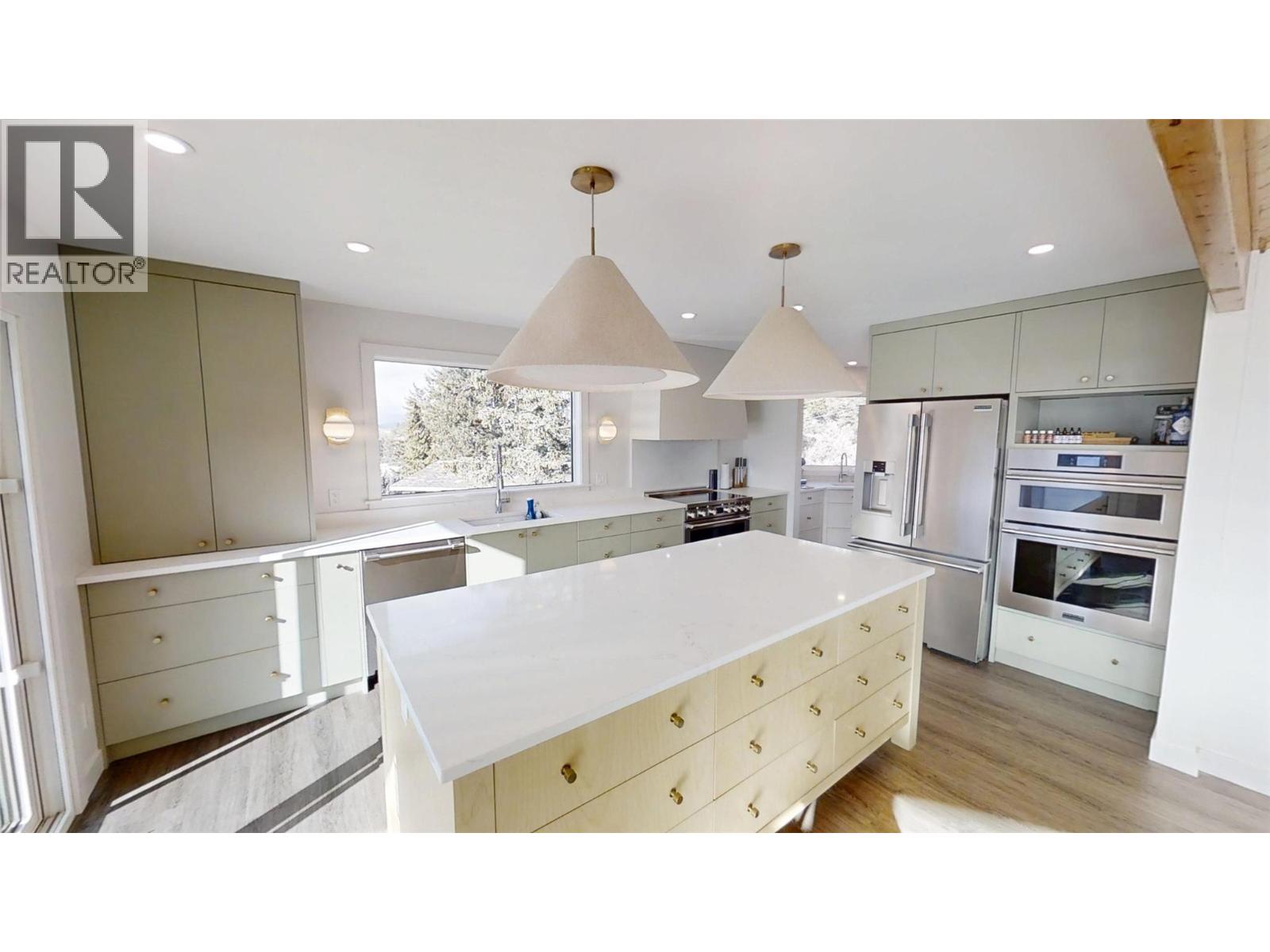 521 UPPER LAKEVIEW Road, Invermere