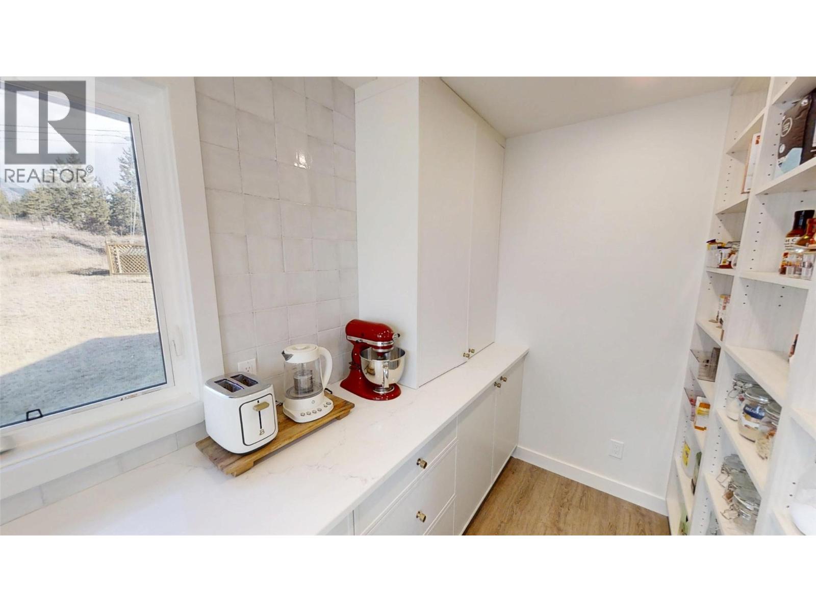 521 UPPER LAKEVIEW Road, Invermere