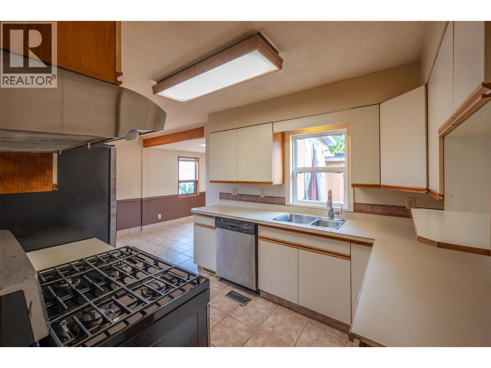  401 Wade Avenue East, Penticton