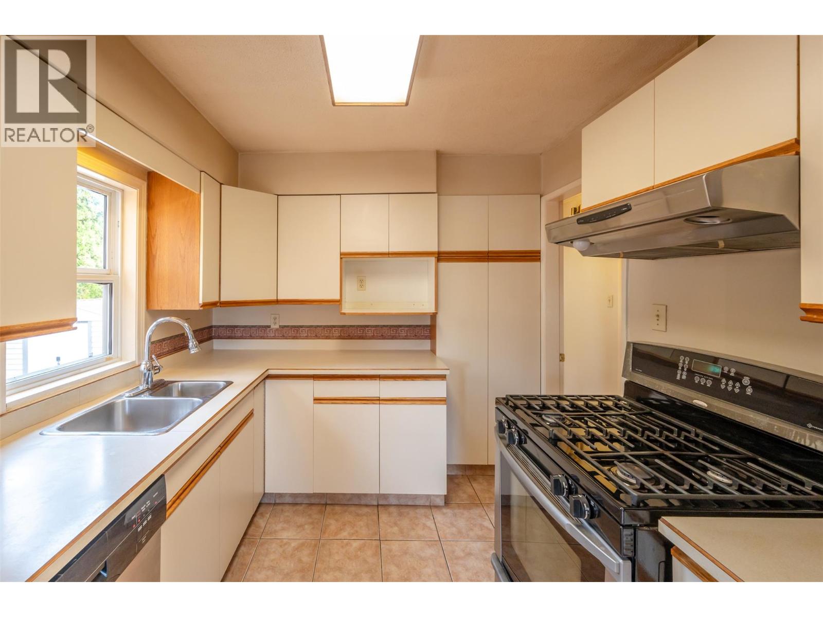  401 Wade Avenue East, Penticton