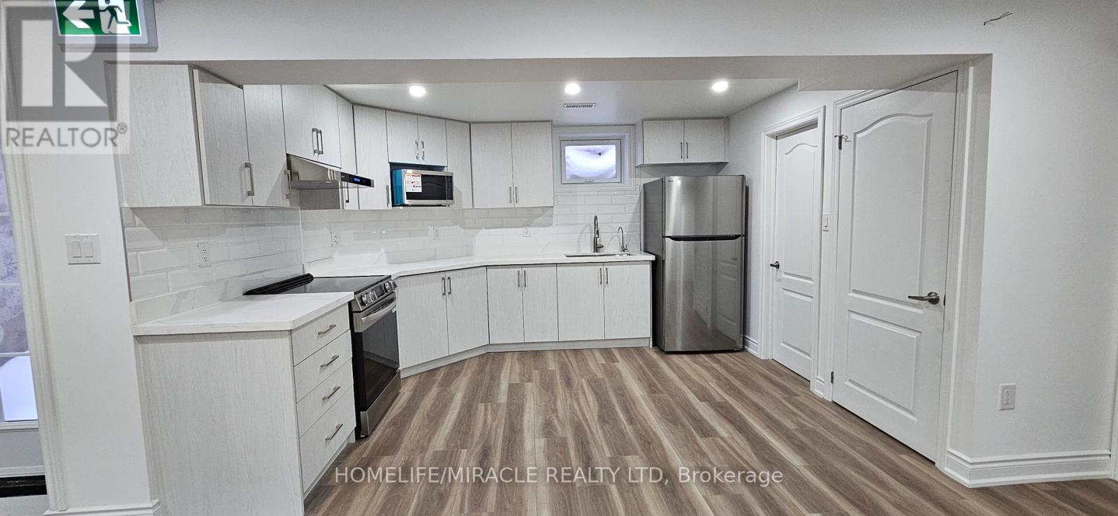 1183 ravenscroft Unit bsmt photo 3