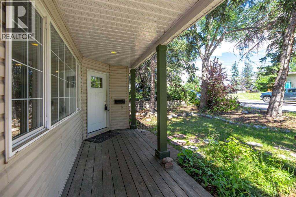 Single Family House 4 Level for Sale in   Street NW Parkdale Calgary 