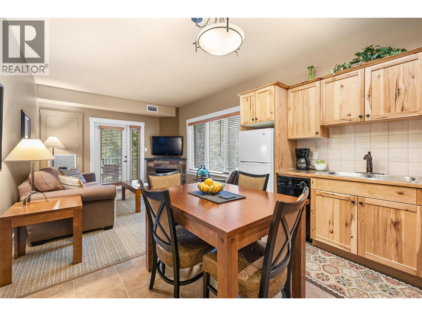 16310 WOOLGAR Road Unit# 1/4 Share of 220, Crawford Bay