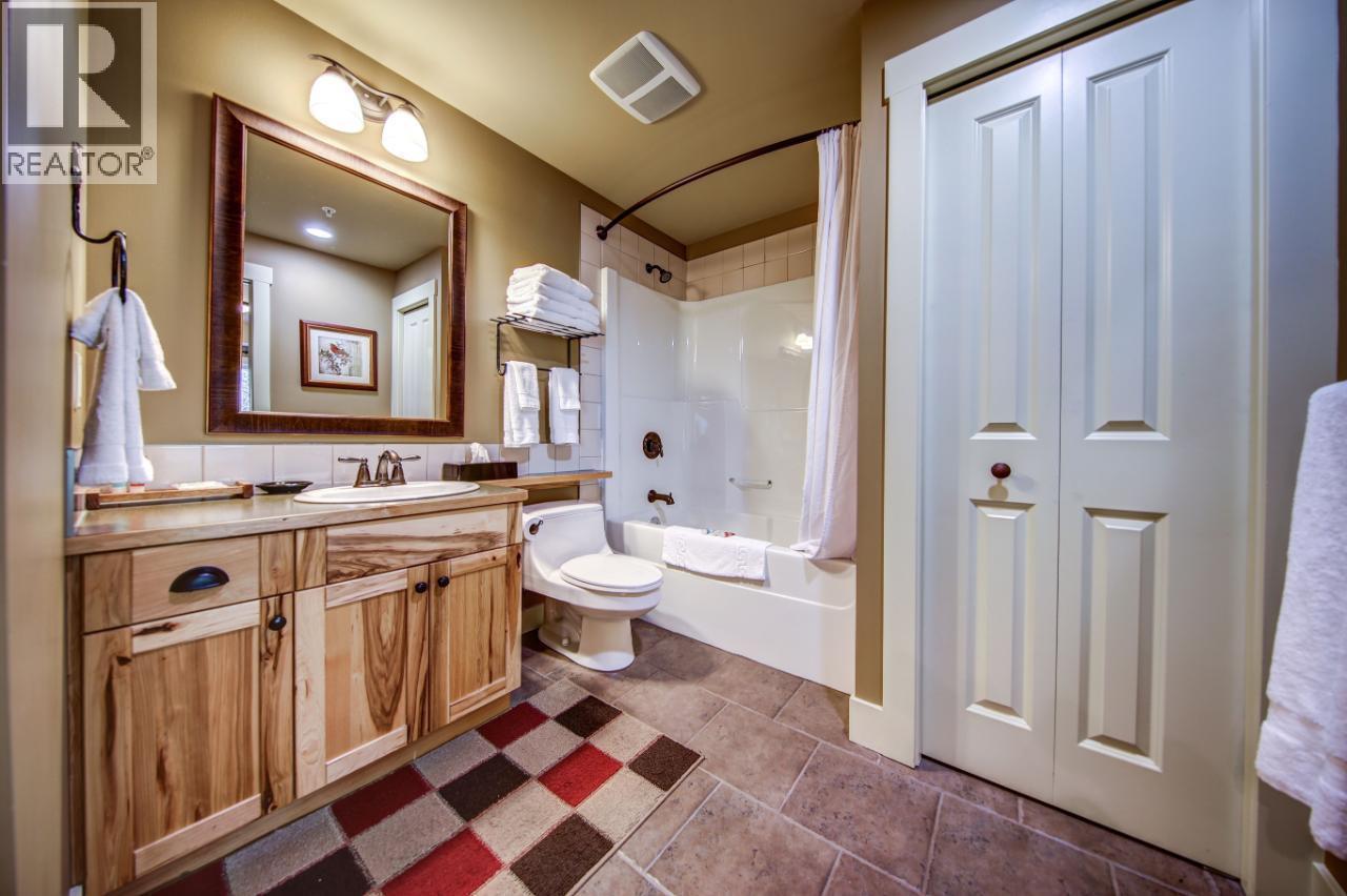 16310 WOOLGAR Road Unit# 1/4 Share of 220, Crawford Bay