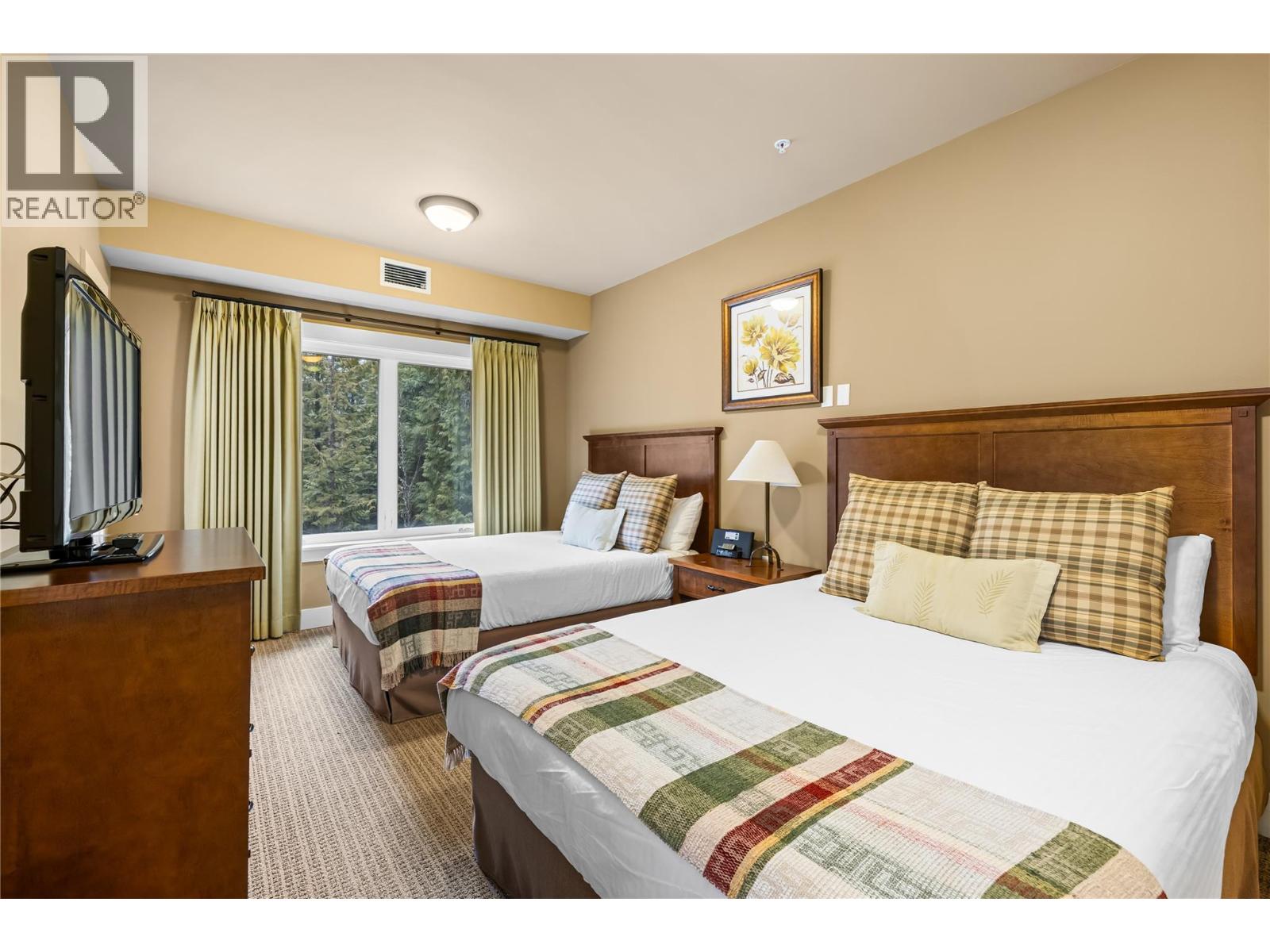 16310 WOOLGAR Road Unit# 1/4 Share of 220, Crawford Bay