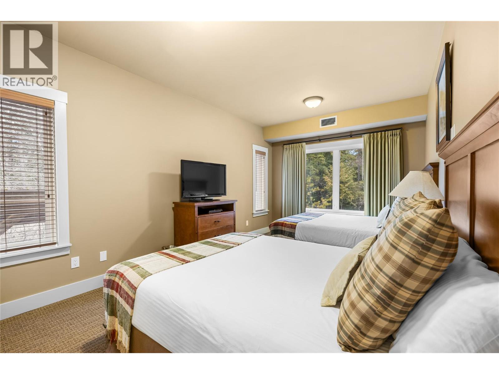 16310 WOOLGAR Road Unit# 1/4 Share of 220, Crawford Bay