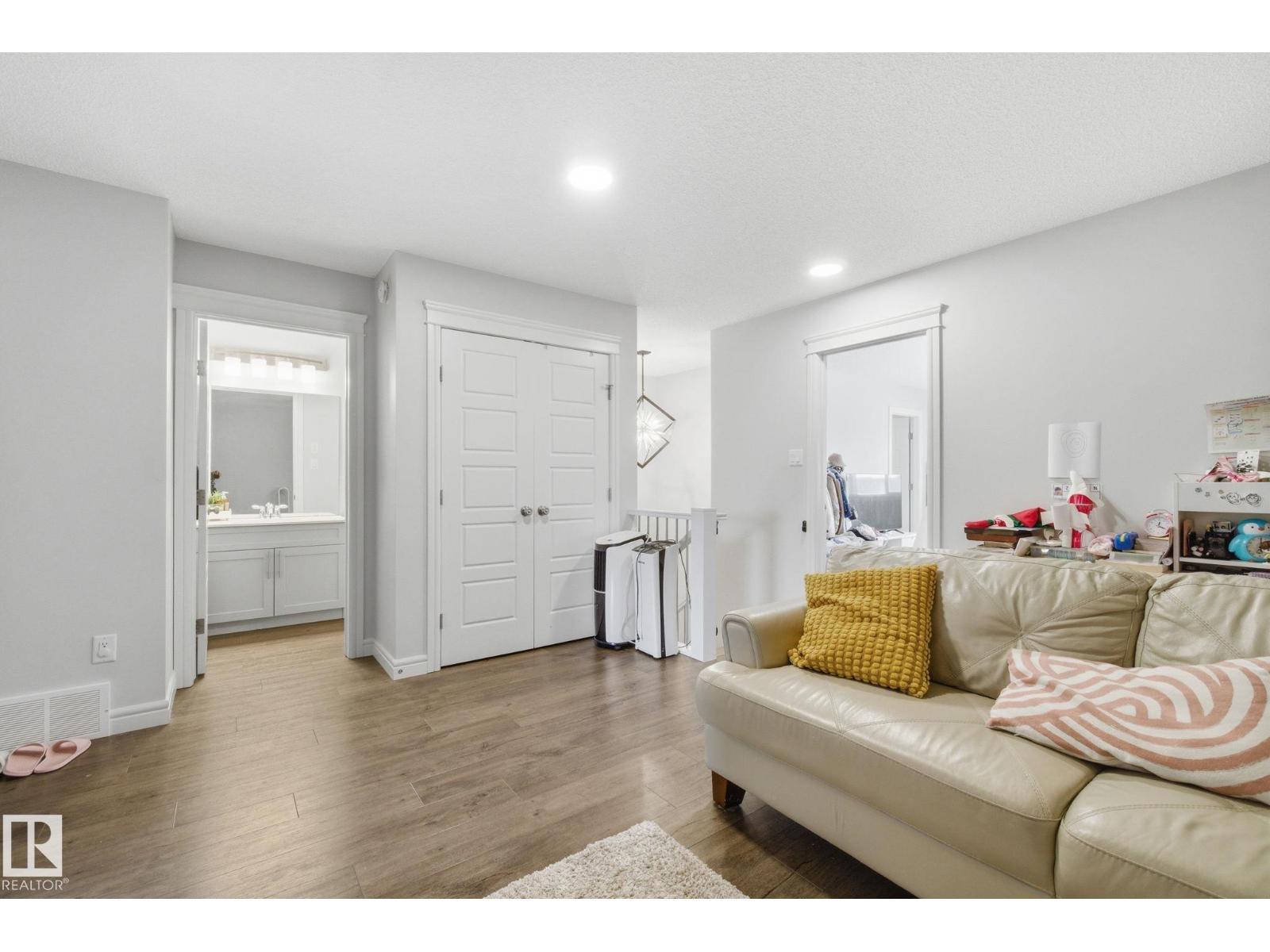 9942 222A ST NW NW, Edmonton