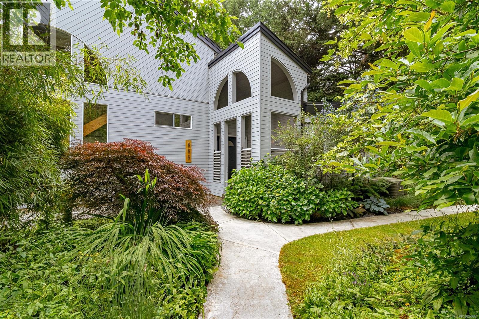 885 Falkirk Ave, North Saanich