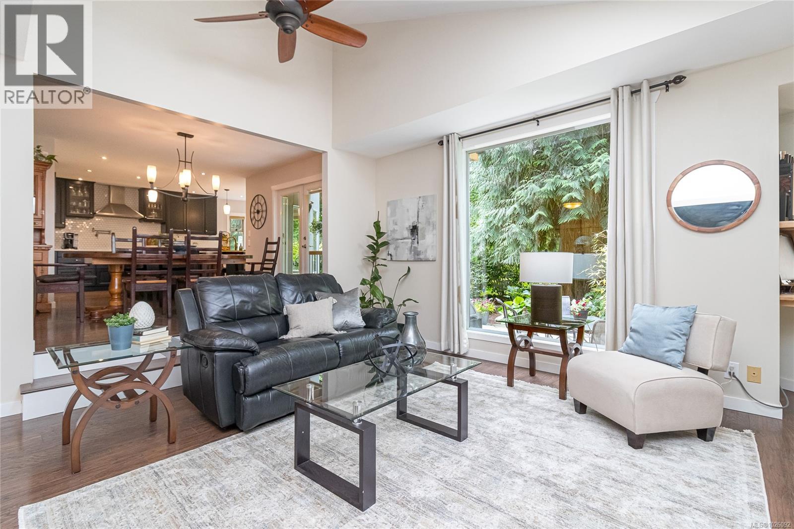 885 Falkirk Ave, North Saanich