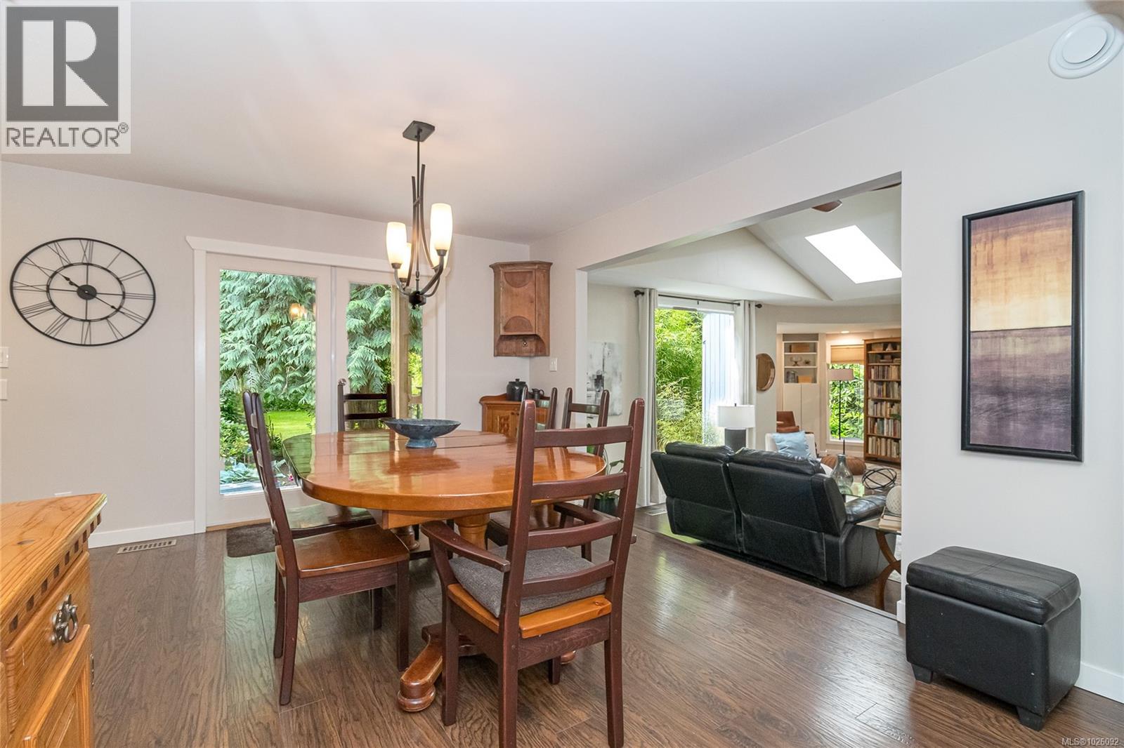885 Falkirk Ave, North Saanich