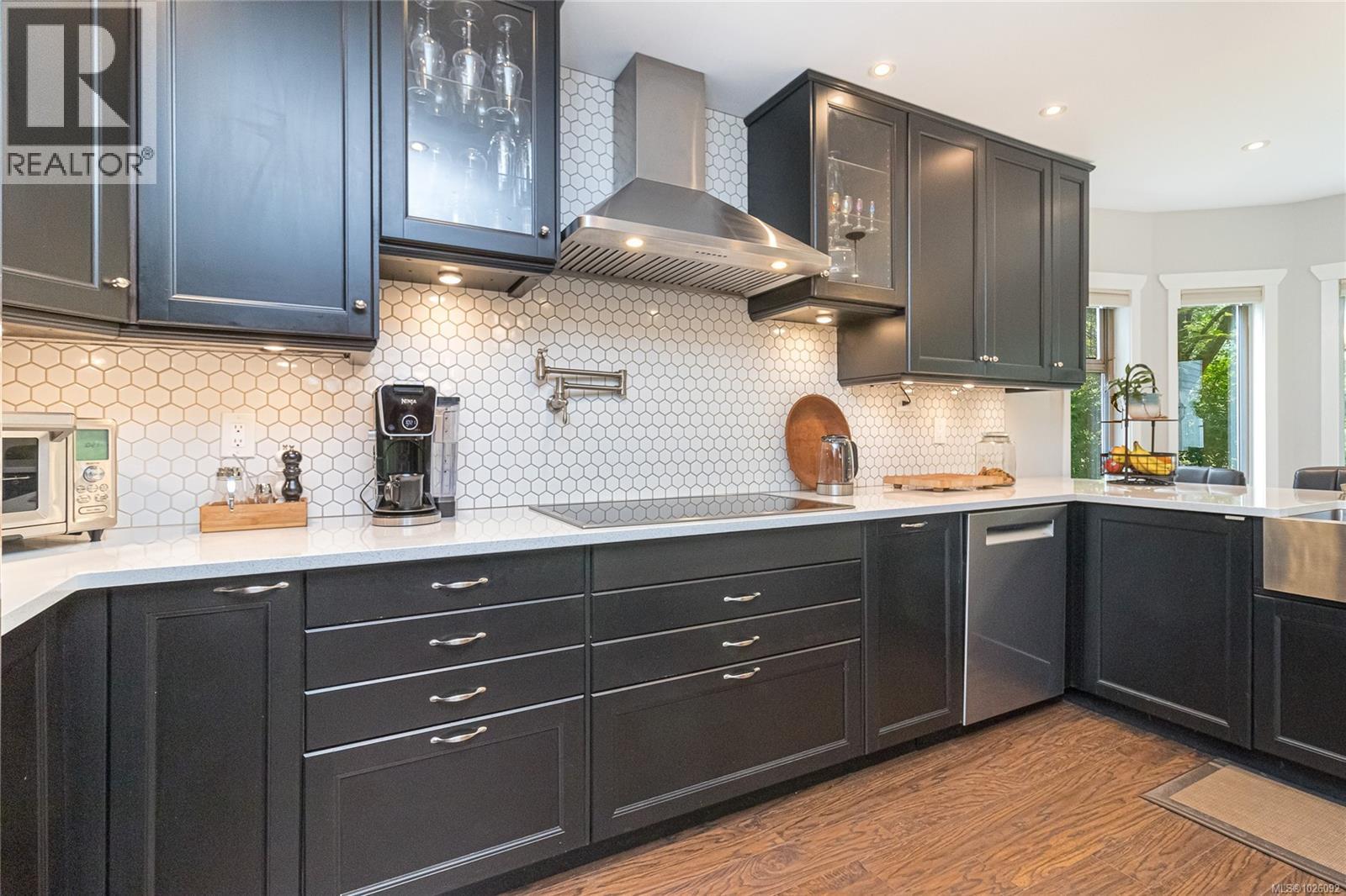 885 Falkirk Ave, North Saanich