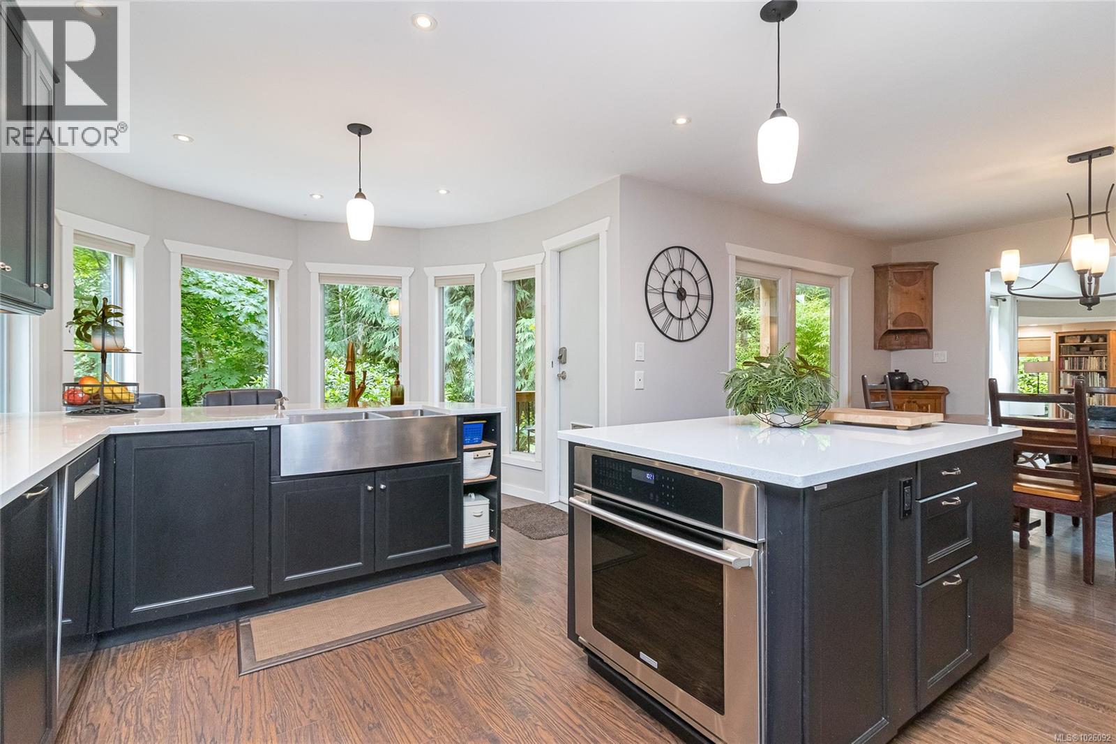 885 Falkirk Ave, North Saanich