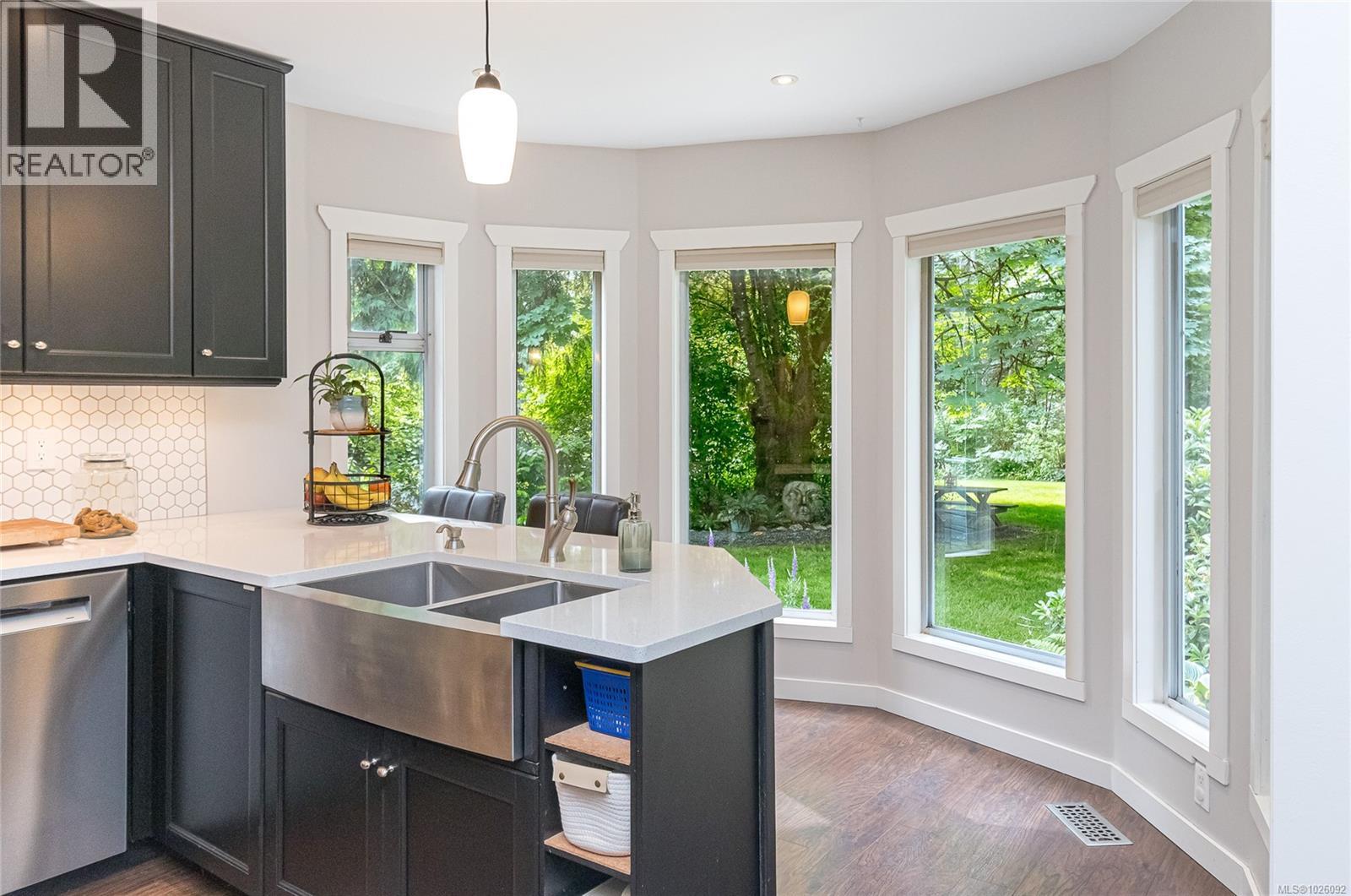 885 Falkirk Ave, North Saanich