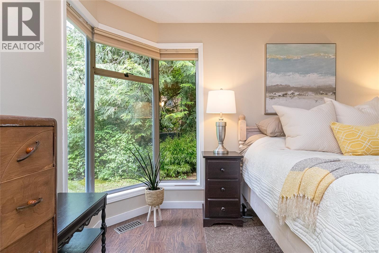 885 Falkirk Ave, North Saanich