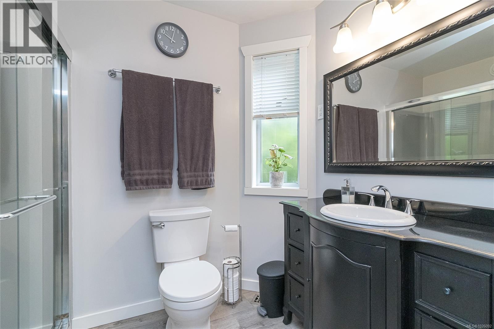 885 Falkirk Ave, North Saanich