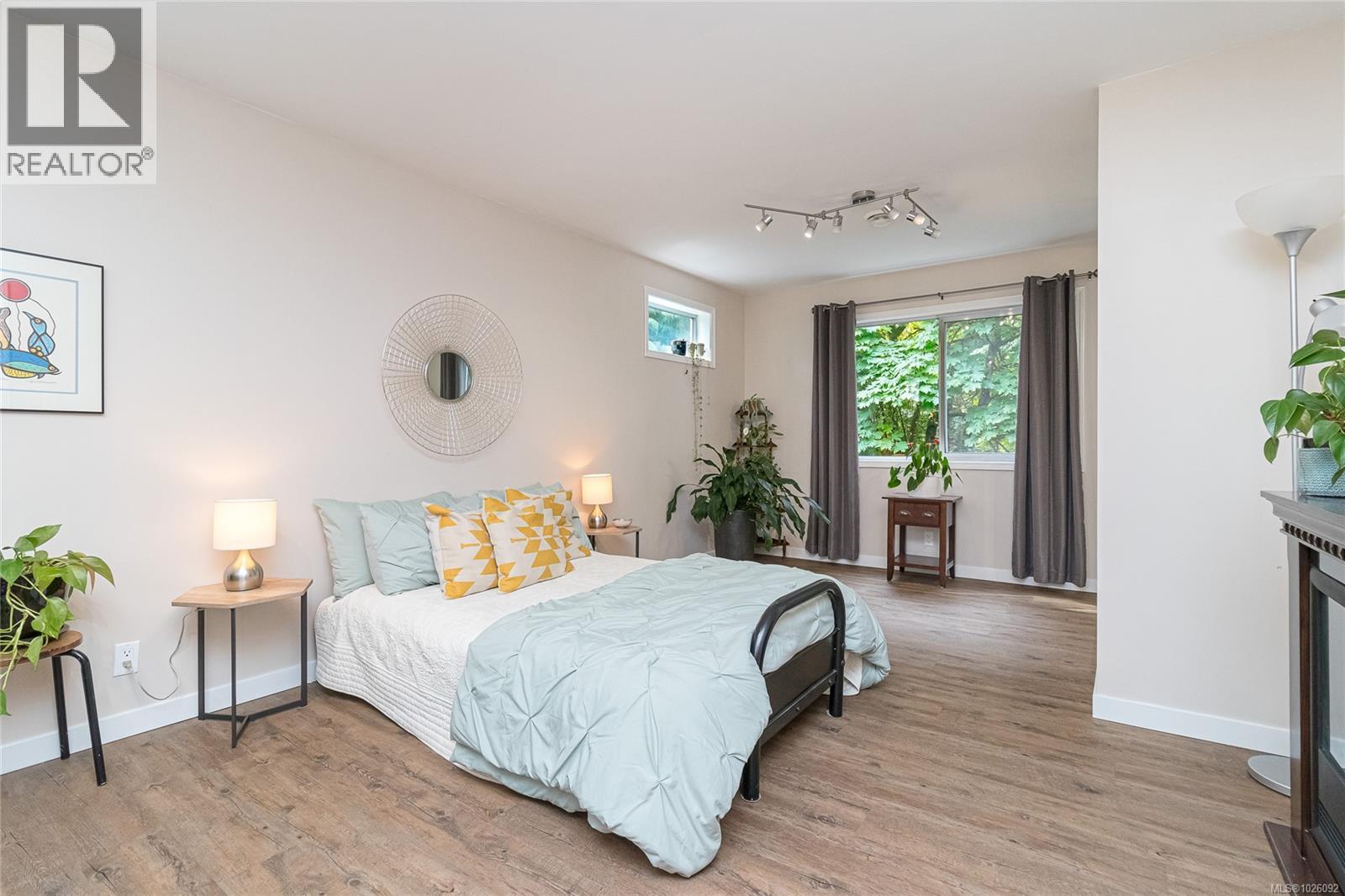 885 Falkirk Ave, North Saanich