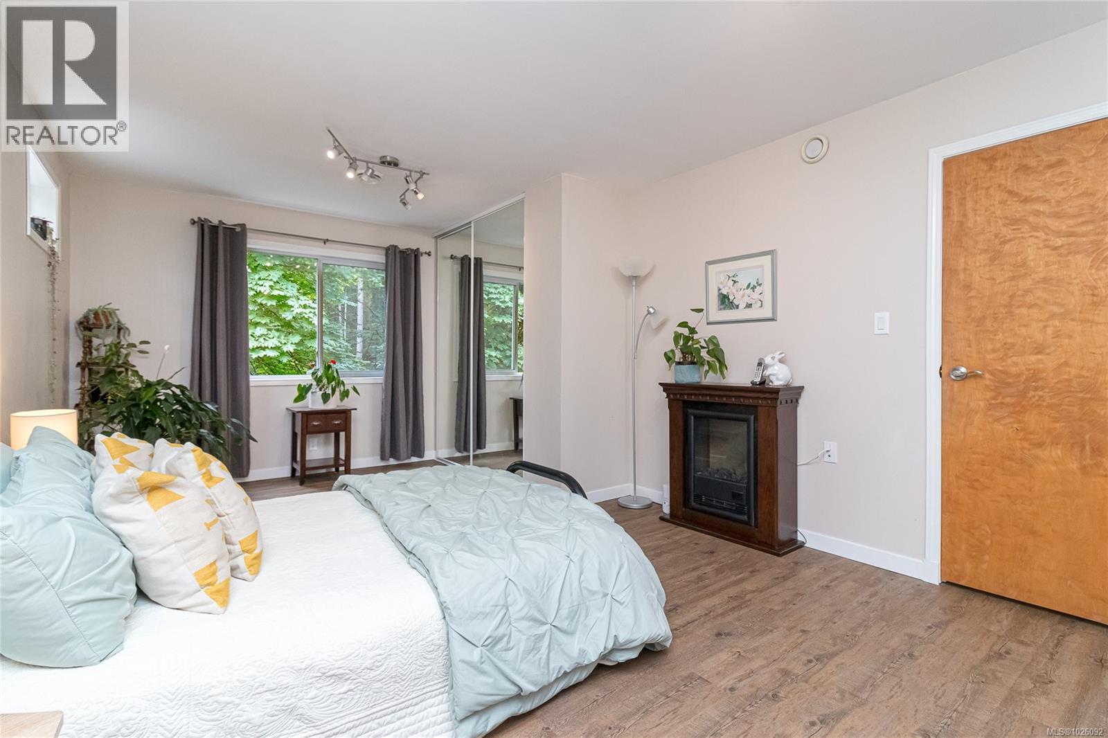 885 Falkirk Ave, North Saanich