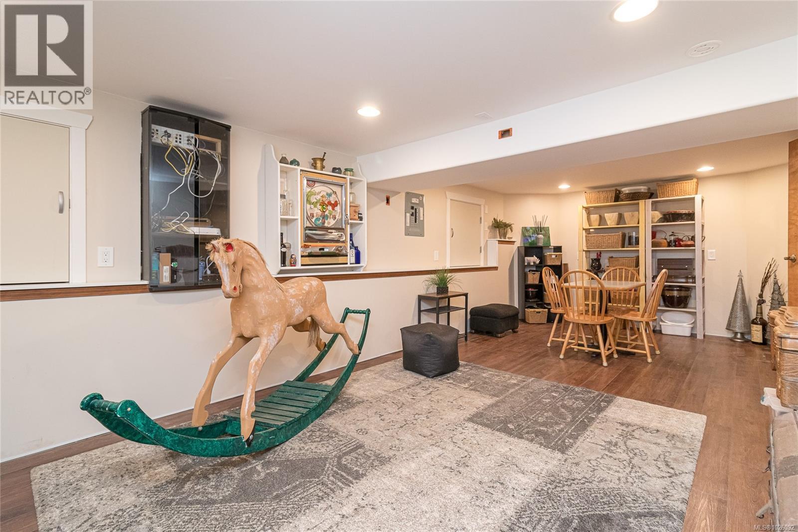 885 Falkirk Ave, North Saanich