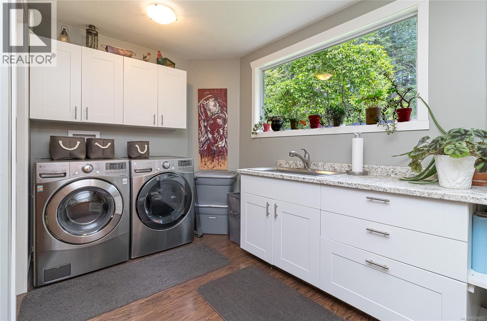 885 Falkirk Ave, North Saanich