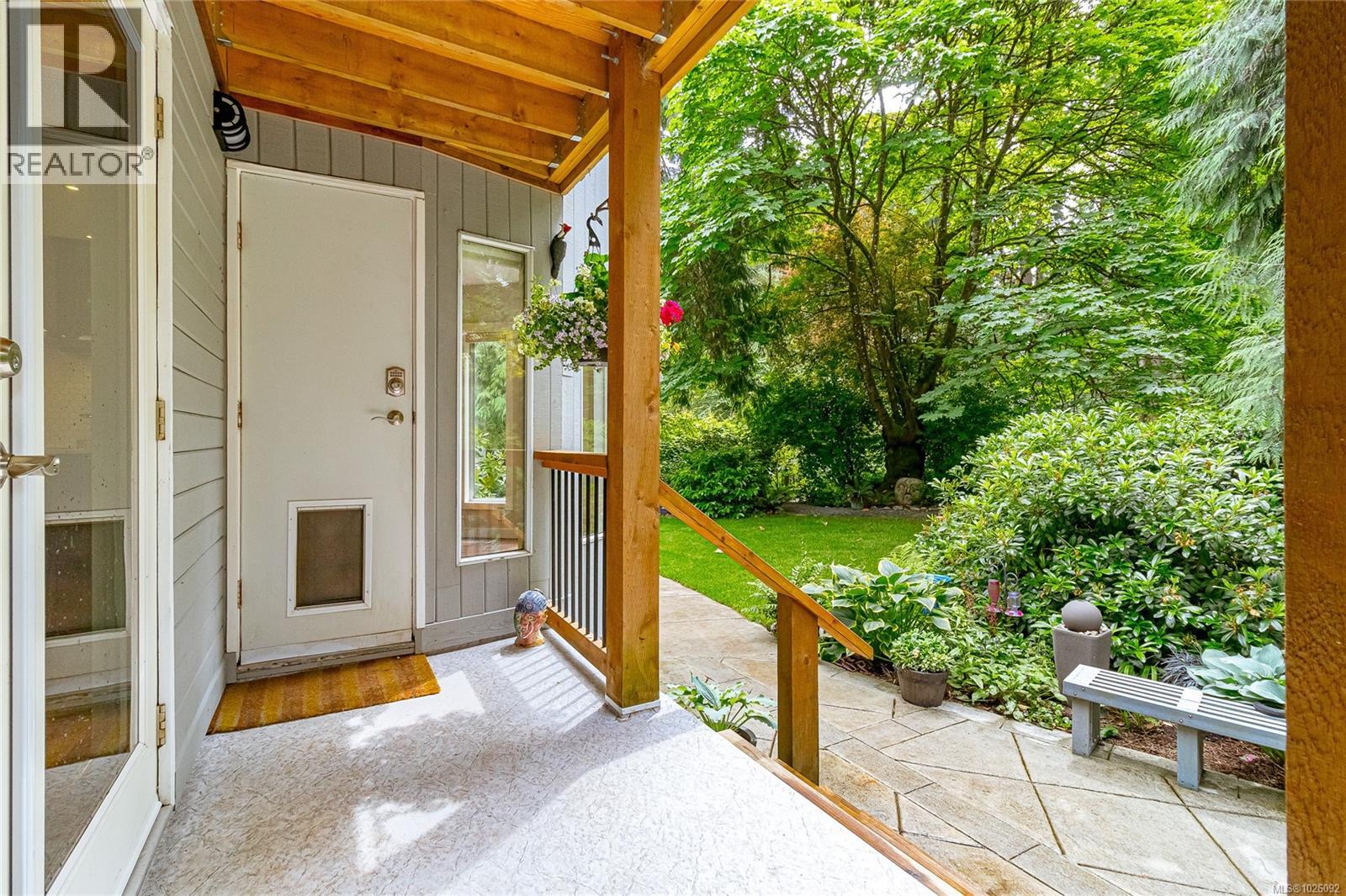 885 Falkirk Ave, North Saanich