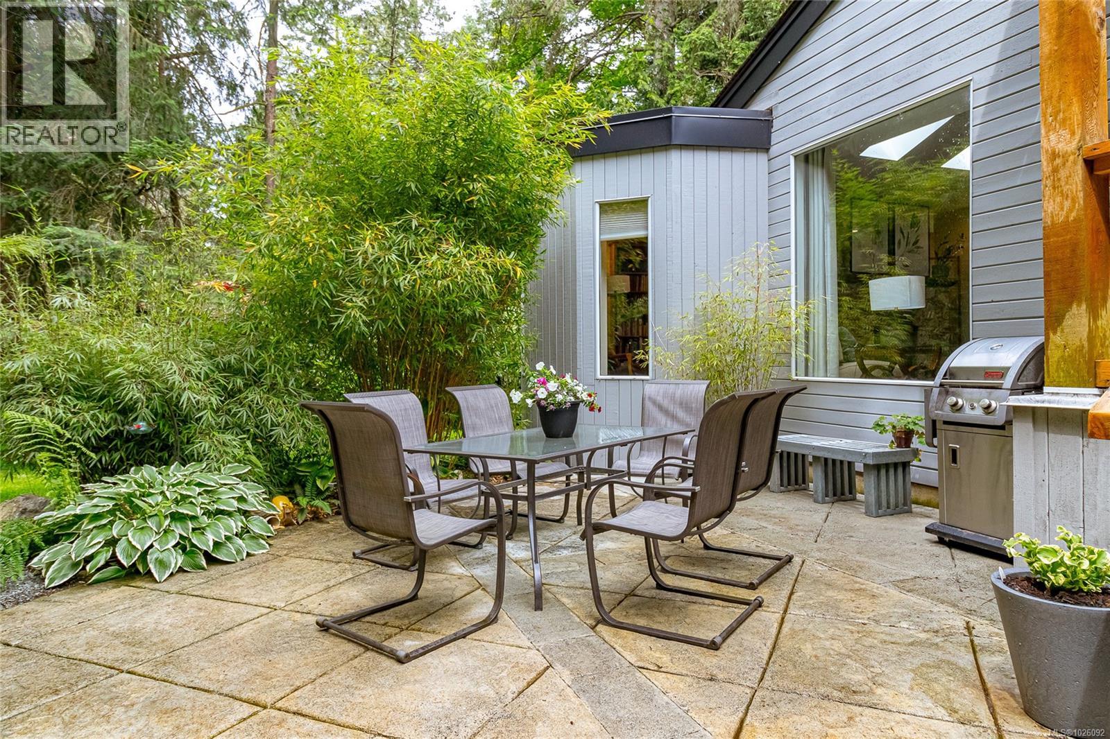 885 Falkirk Ave, North Saanich