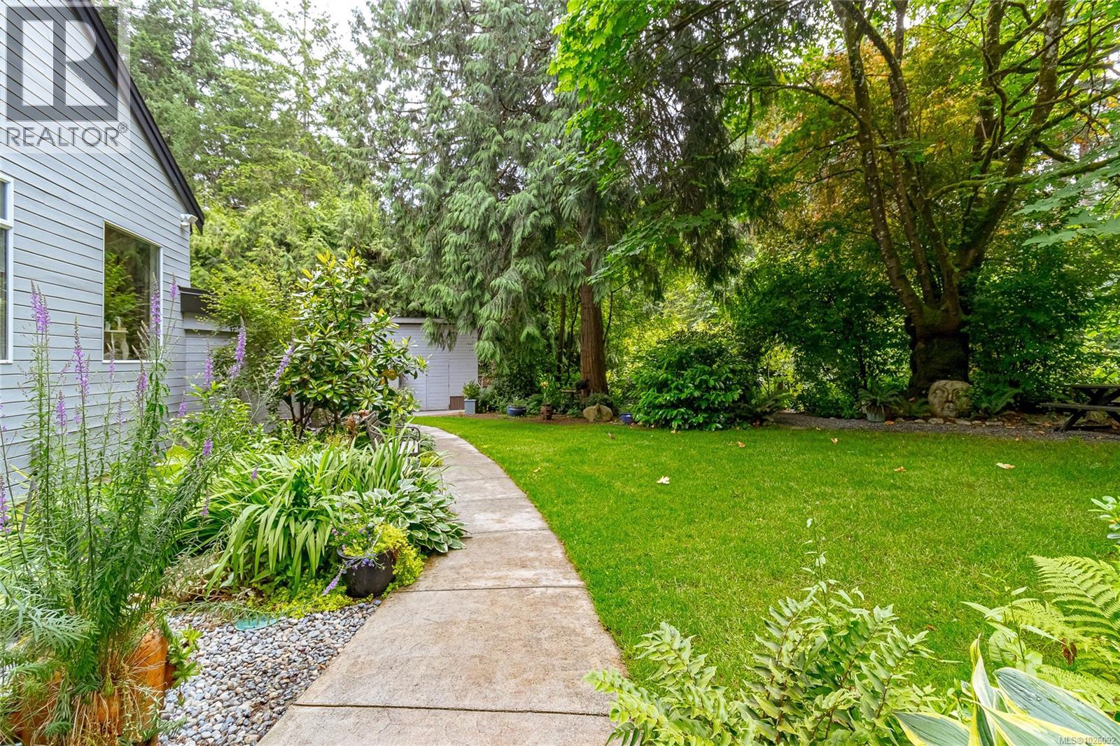 885 Falkirk Ave, North Saanich