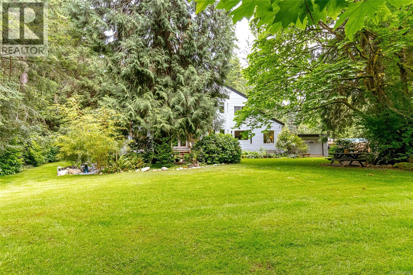 885 Falkirk Ave, North Saanich