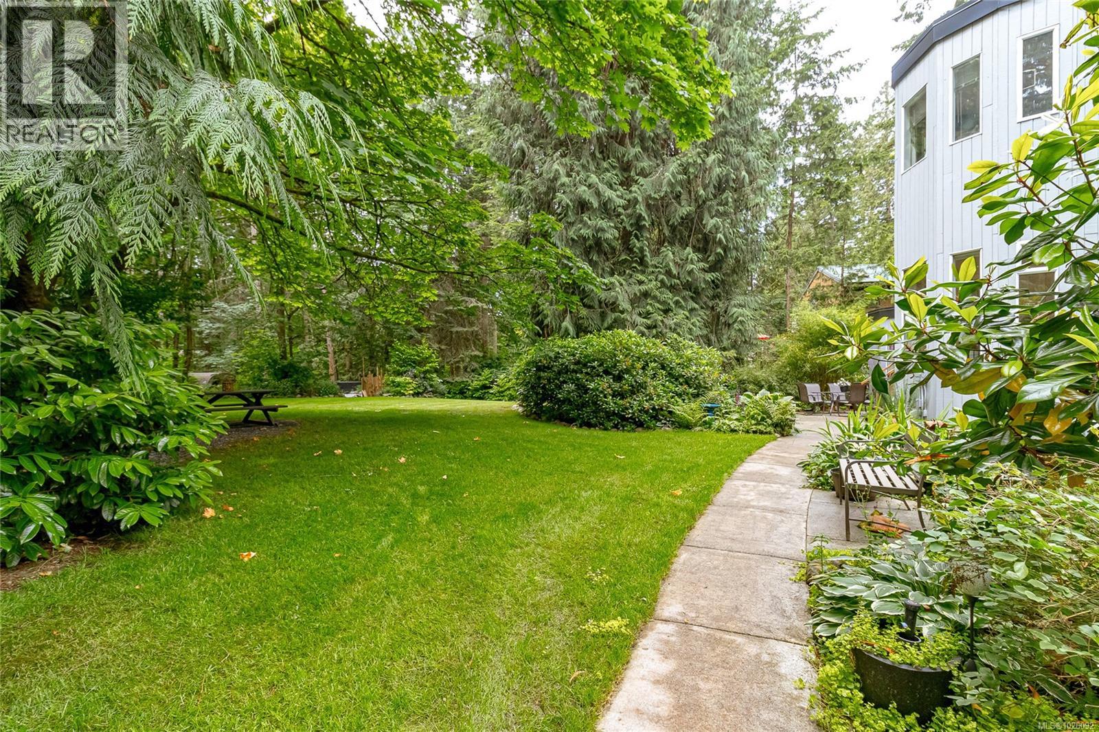 885 Falkirk Ave, North Saanich