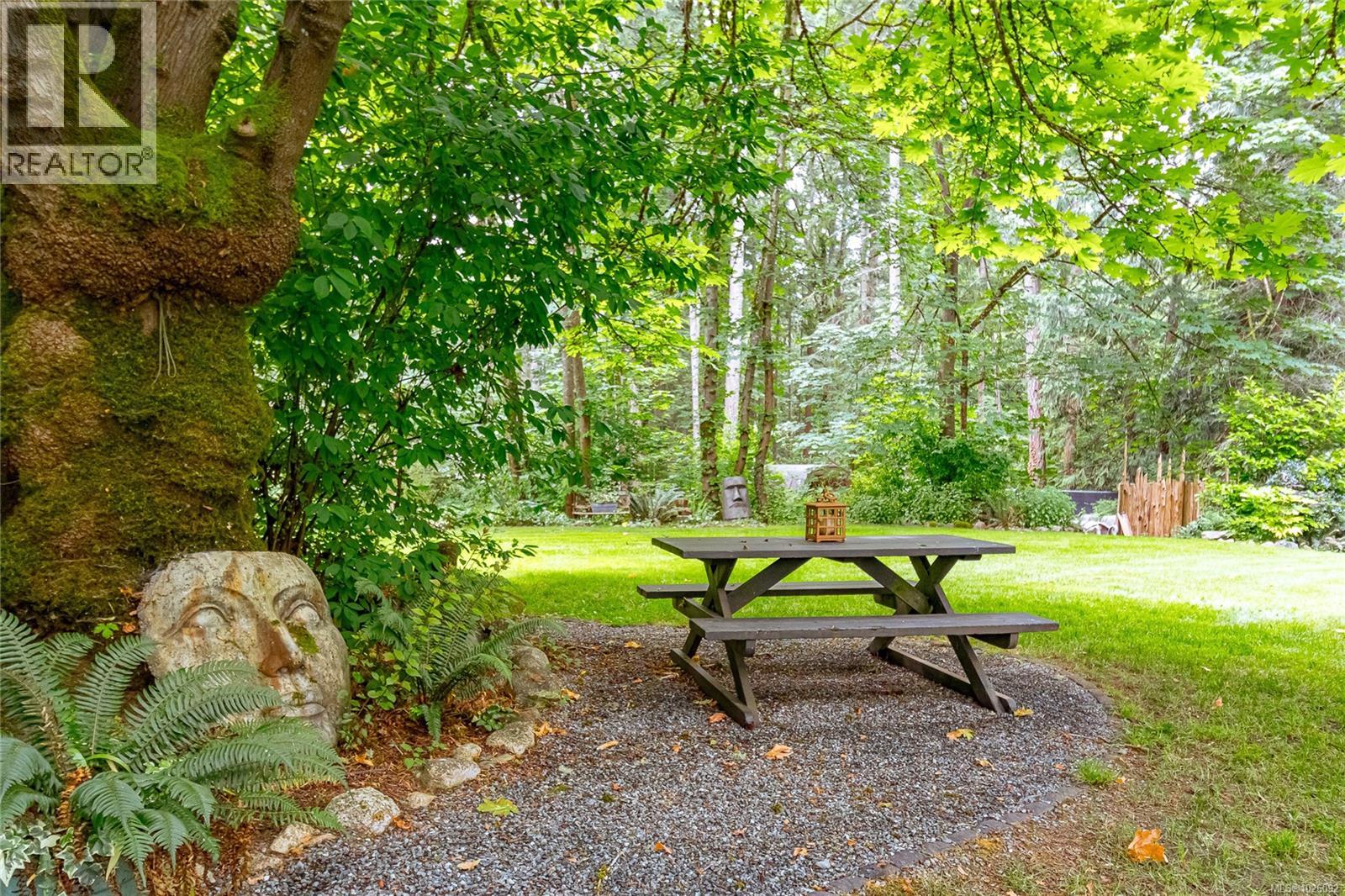 885 Falkirk Ave, North Saanich