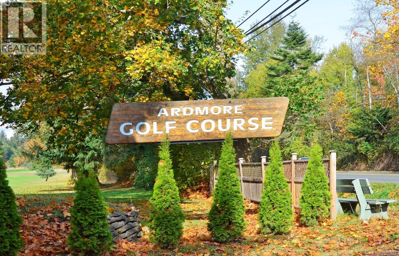 885 Falkirk Ave, North Saanich