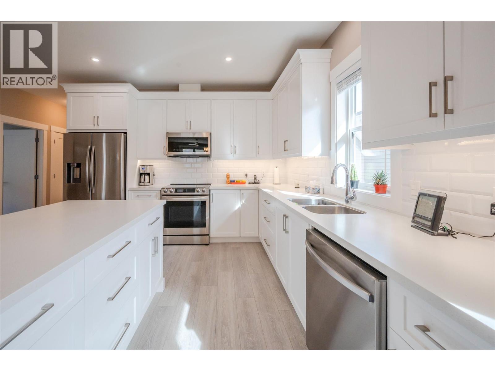  389 10th Avenue, Keremeos