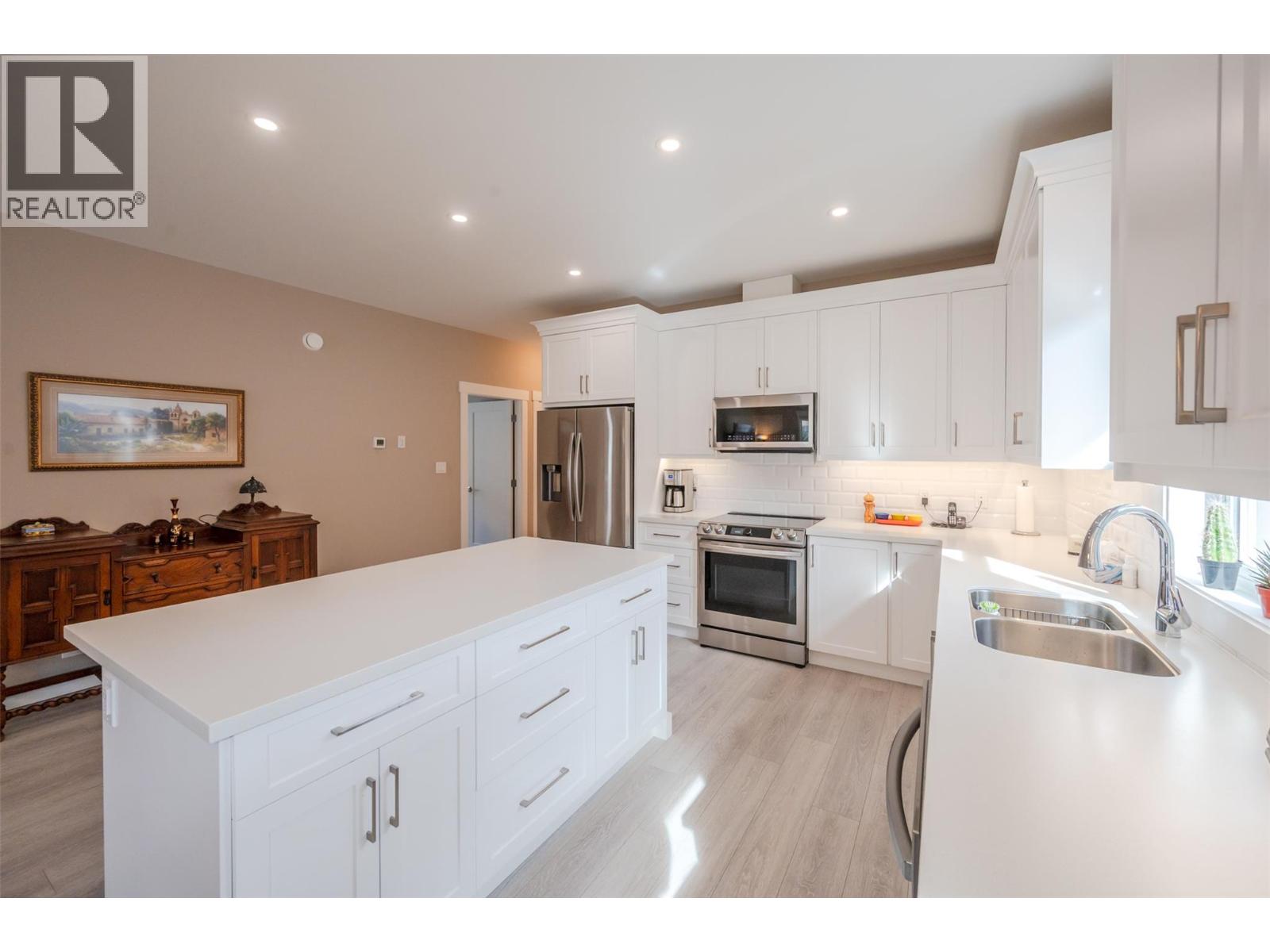  389 10th Avenue, Keremeos