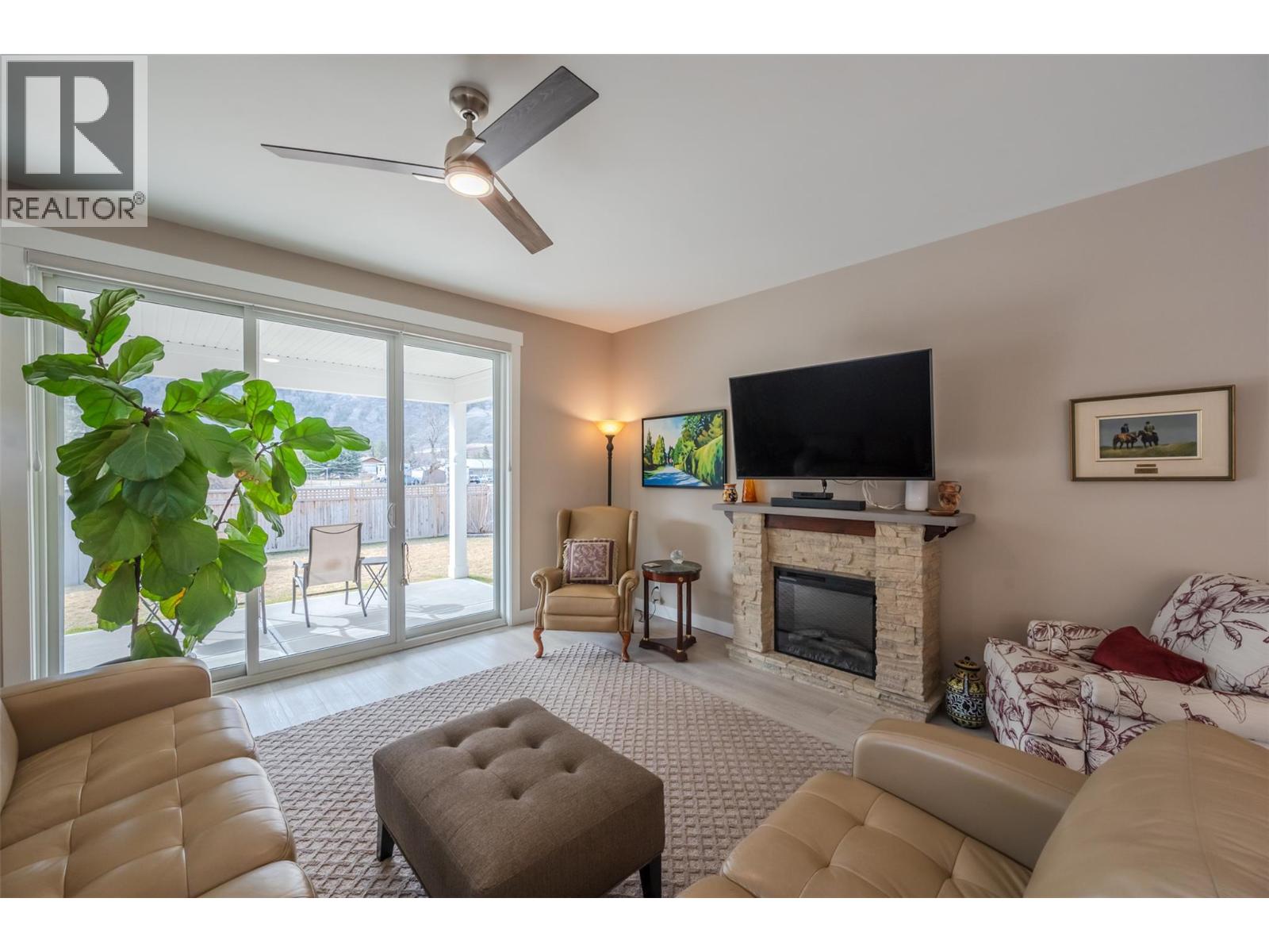  389 10th Avenue, Keremeos