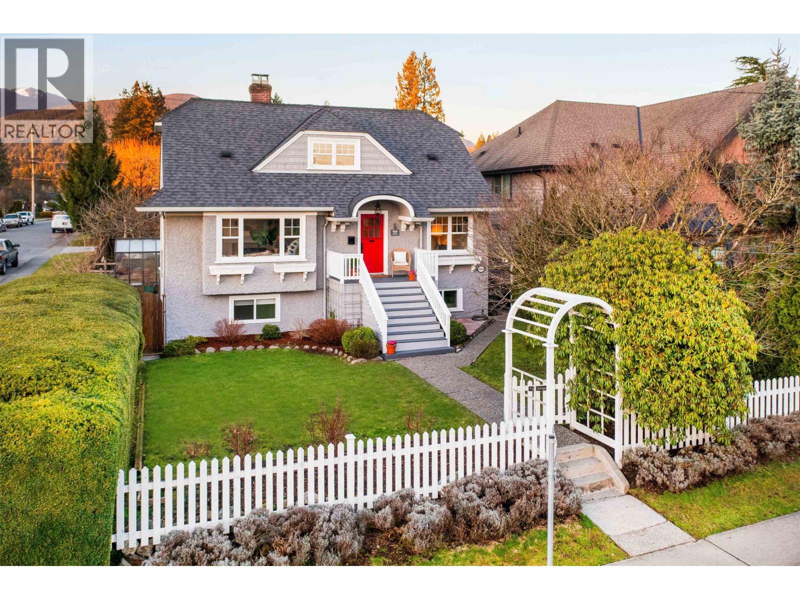 404 E 15TH STREET, North Vancouver