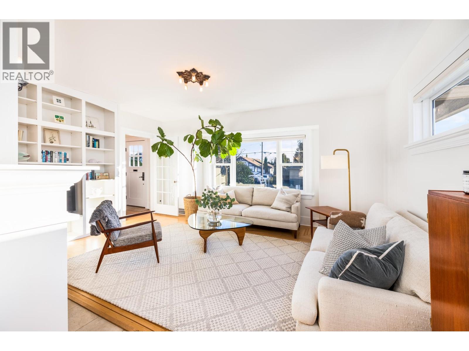 404 E 15TH STREET, North Vancouver