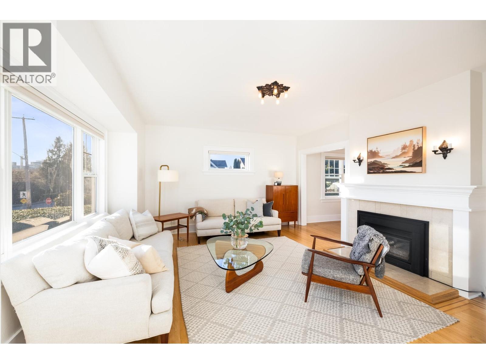 404 E 15TH STREET, North Vancouver