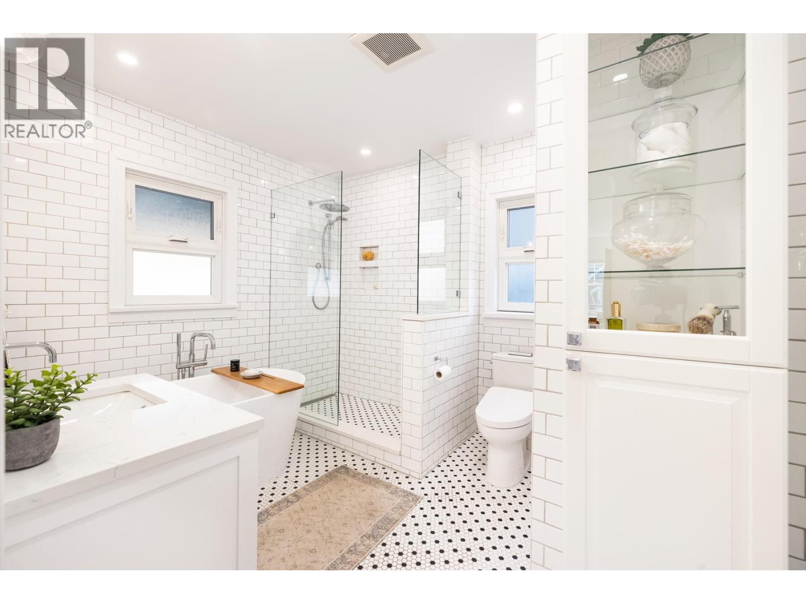 404 E 15TH STREET, North Vancouver