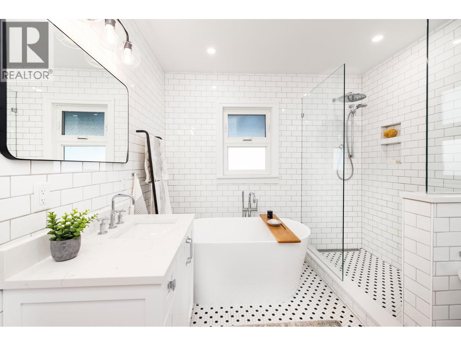 404 E 15TH STREET, North Vancouver