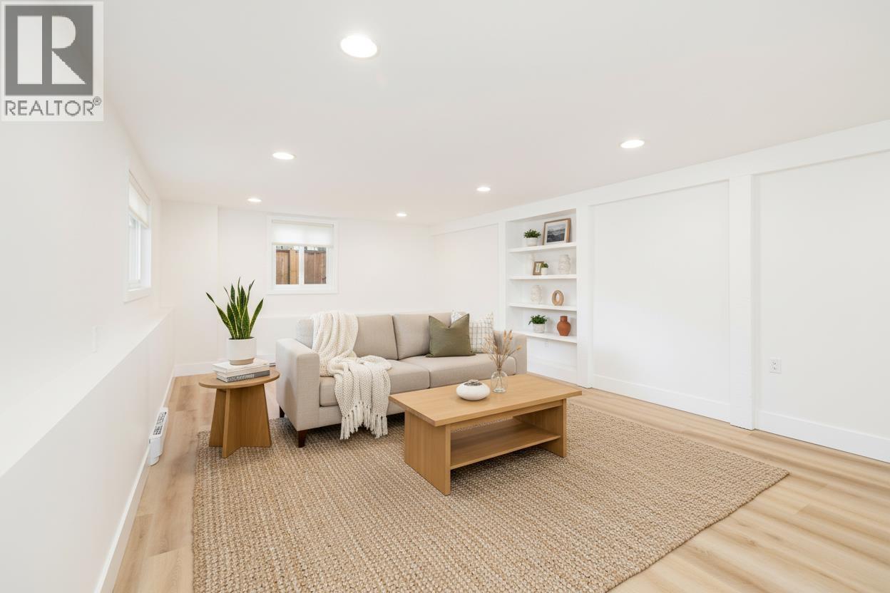 404 E 15TH STREET, North Vancouver