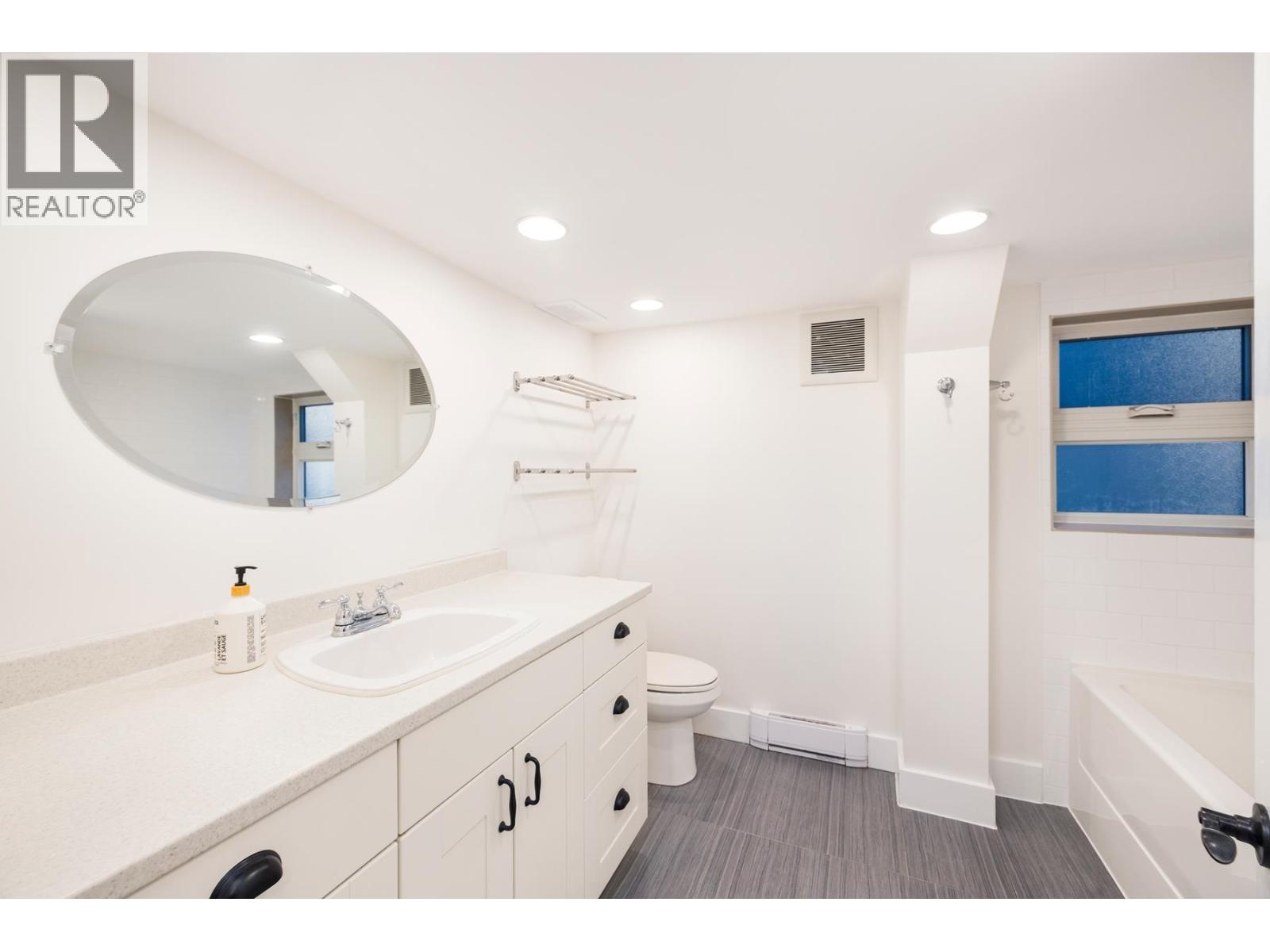 404 E 15TH STREET, North Vancouver